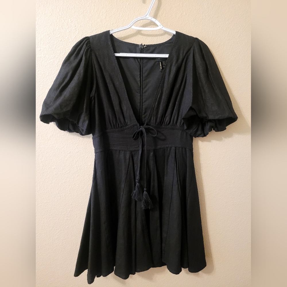 House of Harlow 1960 Black V-Neck Puff Sleeve Dress. NWOT